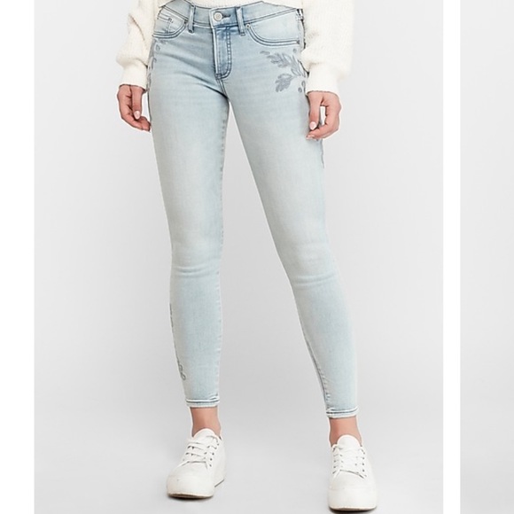 Express NWOT Mid Rise Embroidered Jean SHORT - Picture 3 of 10